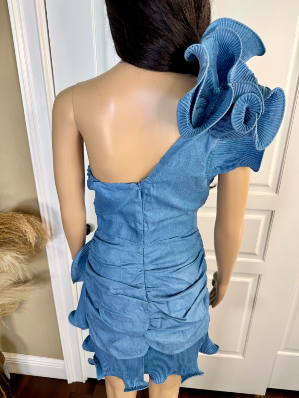 ONE SHOULDER BLUE MINI DRESS WITH RUFFLED HEM AND BIG FLOWER DESIGN - Picture 7 of 12